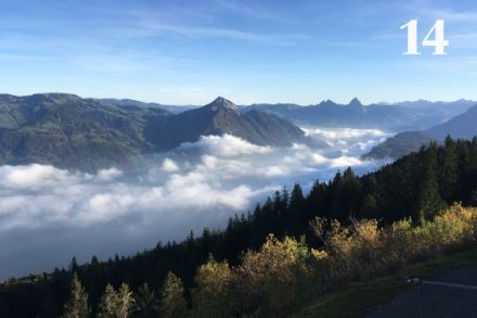 Vue en direction de la vallée depuis la Klewenalp (NW) en octobre 2019, juste avant la dissipation du stratus.
