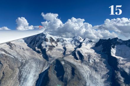 Cumulus bourgeonnants autour du Mont-Rose, observés depuis le cockpit d’un planeur en vol dans la vallée de Zermatt.