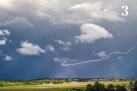 Arc-en-ciel primaire et secondaire accompagnés d’un éclair, aéroport de Zurich.