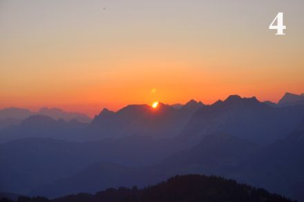 Lever de soleil derrière le Grand Mythen (SZ) le 22 août 2023. Photo : Julian Grundlehner