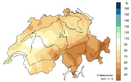 Carte de la Suisse avec les précipitations totales de l'hiver 2022/2023 en code couleur. La surface majoritairement brune indique que le temps a été en grande partie trop sec.
