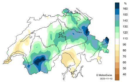 Carte de la Suisse avec les sommes de précipitations au printemps 2023, avec un code couleur.