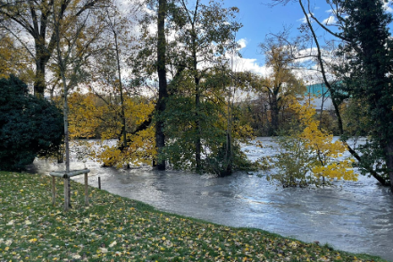 L'Arve en crue sur le quai Ernest-Ansermet à Genève le mardi 15 novembre 2023.