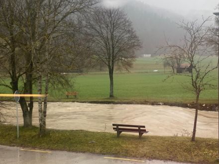 Des cours d’eau qui menacent de déborder, comme ici à Fleurier dans le val de Travers (NE), lundi en début d’après-midi.