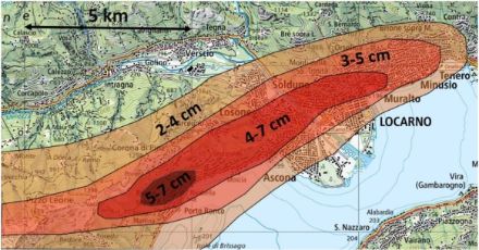 Estimation de la zone affectée par les gros grêlons. Les zones touchées par des grêlons < 2 cm ne sont pas représentées. Cette cartographie a été créée à partir de l'analyse des données des radars météorologiques, des observations des utilisateurs reçues via l'application MeteoSuisse, d'une analyse des dommages dans la région et de la cartographie des interventions effectuées par le Corps civique des sapeurs-pompiers de Locarno. 