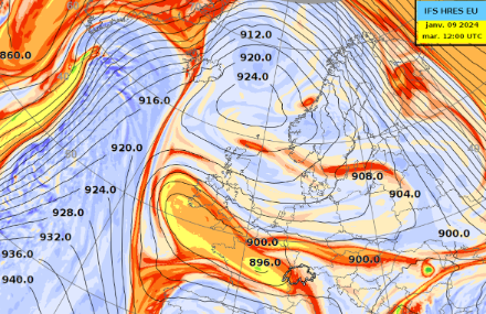Vorticité potentielle à 300 hPa (environ 9000 m). Le centre dépressionnaire sur la France est ici bien visible, entraînant vers les Alpes de l’air originaire de Méditerranée à moyenne altitude (le vent tourne dans le sens inverse des aiguilles d’une montre autour d’une dépression). Source : ECMWF