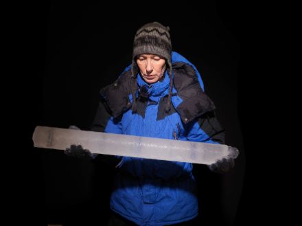 Une carotte de glace prélevée au Grand Combin. Certaines des informations qu'elle contient ont été perdues en raison du réchauffement climatique. 
