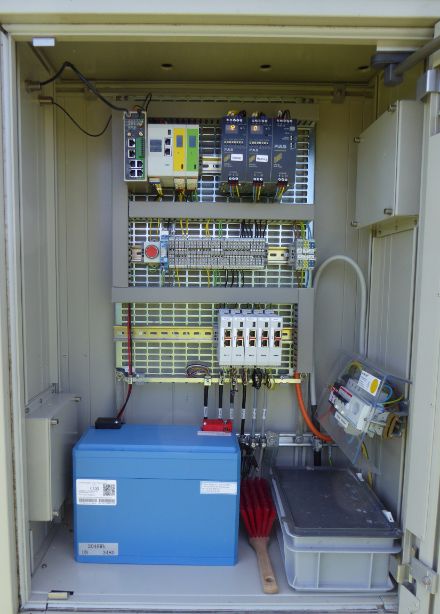 Fig. 2 : Armoire principale avec les modules autonomes pour l’acquisition et l'alimentation des capteurs de mesure.