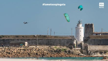 Fig. 1. Vent rime souvent avec loisirs – Sur la photo, un kitesurfeur s'envole littéralement à Tarifa, en Espagne. Source : RSINews-Imago.