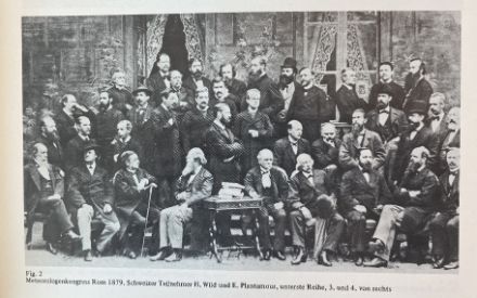 Congrès de Rome en 1879. Participants suisses : H. Wild et E. Plantamour, rang du bas, 3ème et 4ème depuis la droite