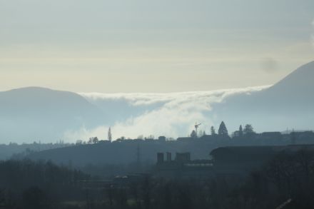 Nuages bas débordant par Fort L'Écluse. Photo : Didier Ulrich 