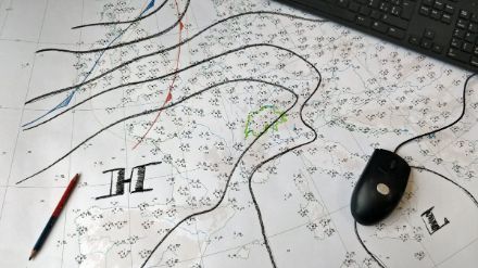 Situation météorologique aujourd'hui mardi 20 février 2024 à 12 UTC. Un anticyclone intermédiaire centré sur le golfe de Gascogne s'étend vers l'est en forme de coin jusqu'à l'arc alpin. L'analyse manuelle des cartes sur papier ne fait plus partie de notre travail depuis longtemps. De temps en temps, nous continuons à pratiquer ce métier traditionnel de plusieurs générations de météorologues, mais nous utilisons en même temps les valeurs mesurées plus exhaustives et les analyses numériques sur les écrans.
