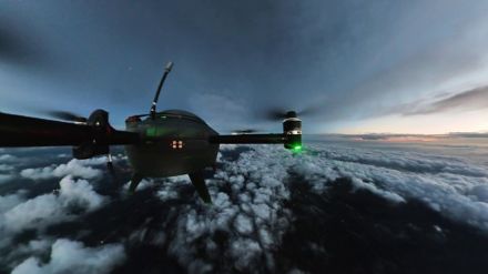 Vue du Meteodrone pendant son ascension verticale jusqu'à 6 km au-dessus du sol. Ces images uniques montrent comment le drone traverse deux couches de nuages distinctes pour atteindre le sommet. En général, le drone ne transporte pas de caméra mais uniquement des capteurs LIDAR..