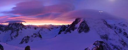 Nuages de chapeau, lenticulaires, coloration rose et rayons crépusculaires, une gamme de phénomènes météorologiques aussi esthétique que rare.