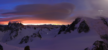 Les lenticulaires apparaissent sous le vent du Mont-Blanc (à droite) peu avant 7h ce jeudi matin.