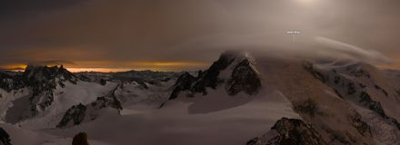 Les premiers nuages de chapeau se forment sur les Grandes Jorasses (à gauche) et sur le sommet du Mont-Blanc (à droite) sous l’éclairage fort de la lune, ce jeudi matin vers 6h30.