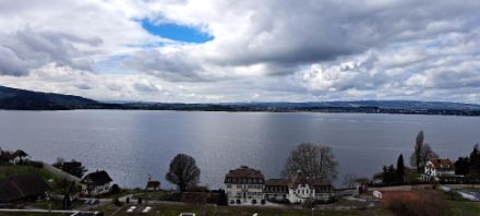 Nuages de type stratocumulus au-dessus du lac de Zug, dont certains évoluent en petits nuages convectifs et que l’on repère grâce à leur base plus sombre et plate.