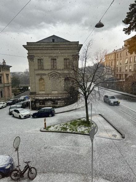 De la grêle dans les rues de Genève le lundi 11 mars vers 14h45. Source : Observations Météo - App MétéoSuisse