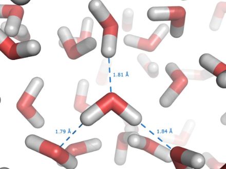 Les molécules d'eau sont polarisées, la partie "oxygène" de l'une étant attirée par la partie "hydrogène" de l'autre. Pour pouvoir s'évaporer, une molécule d'eau doit au préalable rompre cette liaison, ce qui demande beaucoup d'énergie.