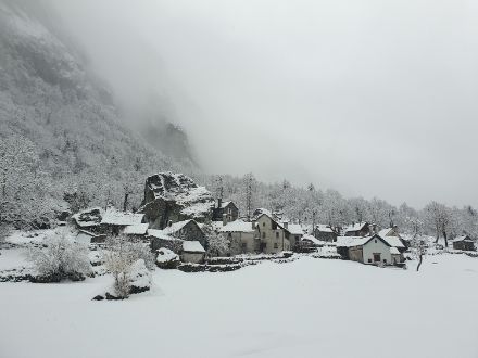 Kleines Dorf in verschneiter Landschaft.