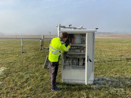 Michael Kopp contrôle l'armoire électrique dans laquelle les données de mesure sont automatiquement saisies, enregistrées et transmises à MétéoSuisse. 