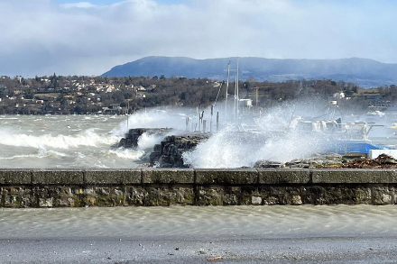 Comme la bise ne présente pas de pointes de vitesse aussi élevées que les tempêtes d'ouest ou le foehn, elle n'entraîne généralement que des dégâts mineurs. Toutefois, le 17 janvier 2017, elle a provoqué de telles congères dans le canton de Vaud que de nombreuses écoles ont dû être fermées. L'image montre le lac Léman agité par la bise le 26 février 2023. Ce jour-là, la bise n'avait plus été aussi forte depuis le 25 avril 1972, avec des pointes de vent d'environ 100 km/h dans le bassin lémanique.