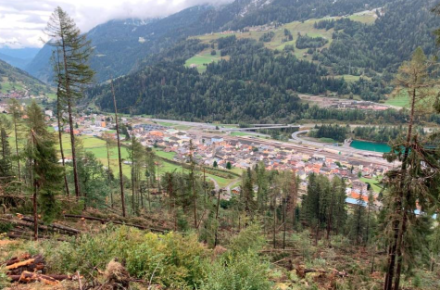 À Airolo, le 3 octobre 2020, le Sirocco a détruit une partie de l'importante forêt de protection qui protège le village contre les chutes de pierres, les laves torrentielles et les avalanches.