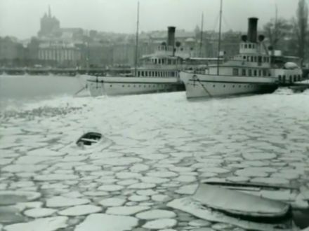 Figure 4. Bateaux de la CGN pris dans la glace dans la rade de Genève en février 1956.