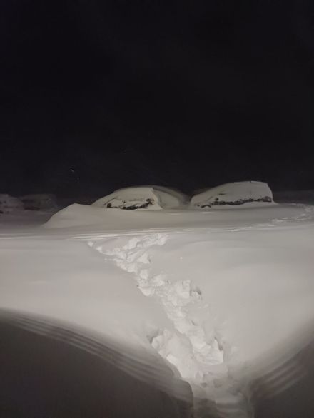 Voitures recouvertes de neige devant l’Hospice du Simplon (2004 m) dans la nuit du samedi 30 au dimanche 31 mars 2024 (Photo : Jeanne Gabioud)