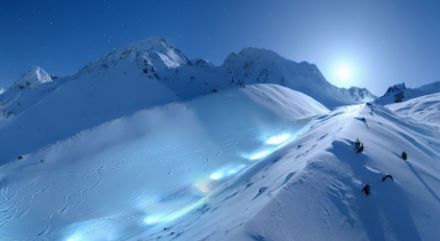 Webcam d'Evolène Région au-dessus d'Arolla en cours de nuit du 21 avril avec les lumières des participants à la Patrouille des Glaciers