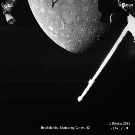 Photo du premier survol de Mercure par la sonde BepiColombo. On distingue sur la photo des parties de la sonde.