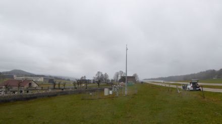 Figure 2 : vue de la station météorologique de La Chaux-de-Fonds avec orientation sud-ouest. L'orage s'est déplacé vers la station depuis cette direction, le vent soufflait du sud (à gauche de l'image depuis le cimetière) au moment du pic de la rafale.