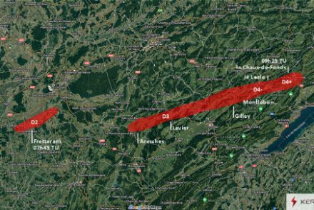 Figure 2 : estimation de la trajectoire parcourue par les rafales du 24 juillet 2023 entre 07:45 UTC (Fretterans) et 09:25 UTC (La Chaux-de-Fonds), l’intensité des rafales est indiquée par les codes D2 (120 – 150 km/h), D3 (150-180 km/h) et D4 (180-220 km/h) selon l’échelle D développée par Keraunos. Les phénomènes d’accentuation extrême ne représentent parfois que quelques dizaines de mètres de largeur.