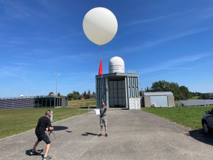 MétéoSuisse effectue deux fois par jour des radiosondages à l'aide de ballons-sondes. Cela permet de mesurer des valeurs météorologiques importantes de l'atmosphère jusqu'à des altitudes élevées.