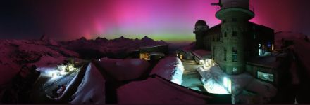 Aurore boréale visible depuis le Gornergrat avec le Cervin à gauche