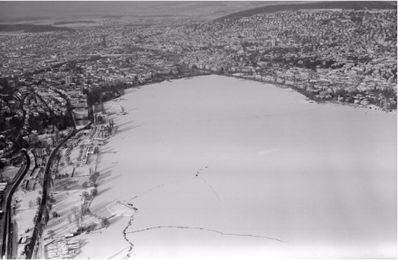 L'air continental en provenance de l'est a permis à de nombreux lacs suisses de geler durant l'hiver 1962/1963, comme le lac de Zurich sur cette photo.