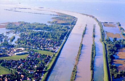 Photo du Rhin en crue à son embouchure dans le lac de Constance