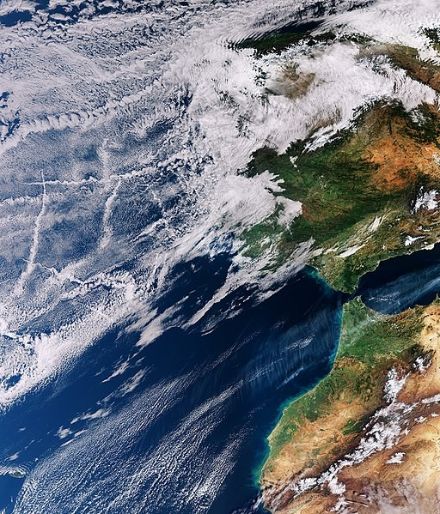 Image satellite du 9 février 2018 montrant des "shiptracks" à l'ouest de la péninsule ibérique, qui apparaissent sous forme de bandes nuageuses en raison des gaz d'échappement des navires. 