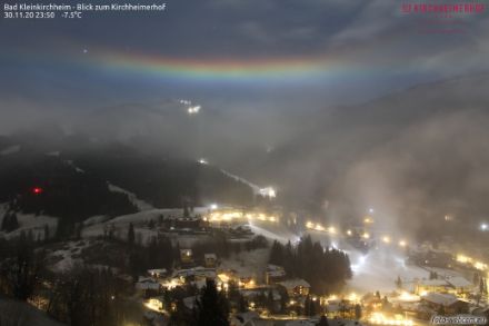 Arc circumhorizontal à Bad Kleinkirchheim, en Carinthie (Autriche), tard dans la soirée du 30 novembre 2020 - par conditions de brouillard givrant lors de la pleine lune. La lune se trouvait à une inclinaison d'environ 61° dans le ciel. 
