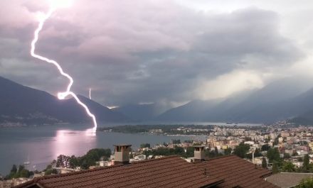 Impact de foudre dans la région de Locarno vu depuis Brione le 12.07.2024.