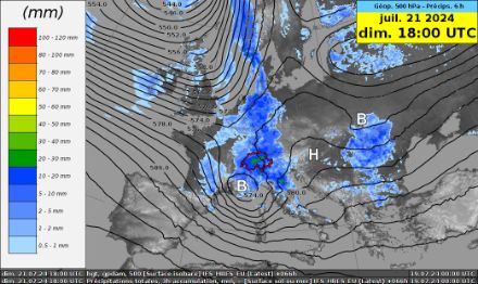 Carte du géopotentiel à 500 hPa (contours noirs, en décamètres) et cumuls de précipitations sur 6 heures (couleurs, en millimètres) pour le dimanche 21 juillet 2024 18 h UTC. H = haute pression. B = basse pression. Modèle IFS-HRES.