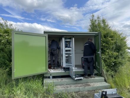 Figure 2 : Deux collaborateurs de MétéoSuisse lors du démontage de l'électronique dans l'ancienne cabine de mesure.