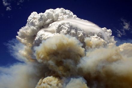 Énorme pyrocumulus causé par un feu de forêt près de Pyson, Arizona, en 2004.