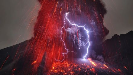 Activité électrique dans le panache du volcan Sakurajima, Japon.