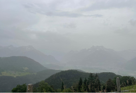 Vue de Leysin en direction des Dents-du-Midi, le 29 juin à 13h ; l’atmosphère est très chargée de poussières sahariennes.