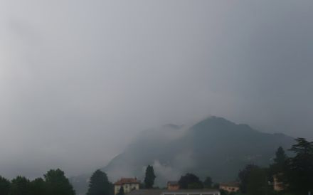 Des montagnes recouvertes de nuages.