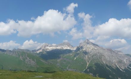 Montagnes avec un ciel bleu et des nuages