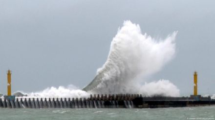 Les vagues déferlent sur la côte de Taiwan avant que le typhon y passe.