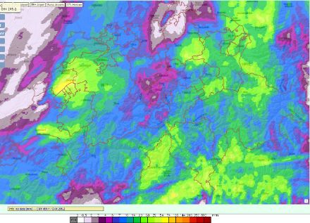 Figure 2 : Cumuls de précipitations sur 12h selon l'estimation COMBIPRECIP (pluviomètres + radars) entre samedi 23h locales et dimanche 11 h locales. On repère des pics autour des Trois-Lacs ainsi que sur le pourtour est du Léman.