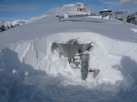 En hiver, il arrive que les stations de mesure soient recouvertes de neige et qu'elles ne mesurent alors plus correctement.